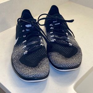 Nike training sneaker Sz 8.5 black & white